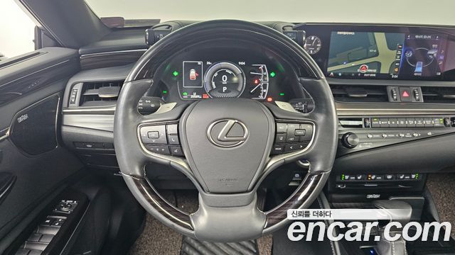 Lexus ES 2019 — photo 19
