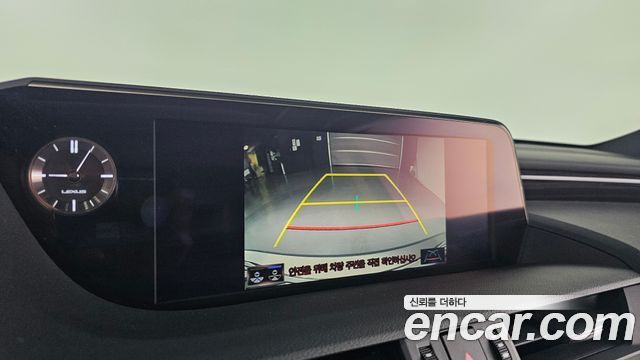 Lexus ES 2019 — photo 20