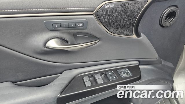 Lexus ES 2019 — photo 24
