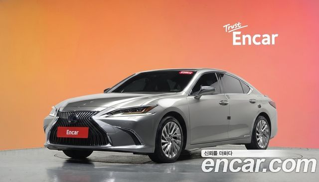 Lexus ES 2019 — photo 1