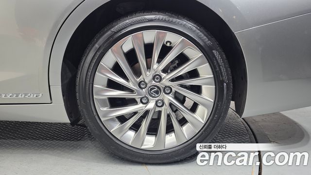 Lexus ES 2019 — photo 7