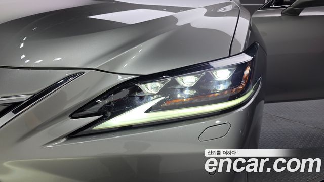 Lexus ES 2019 — photo 8