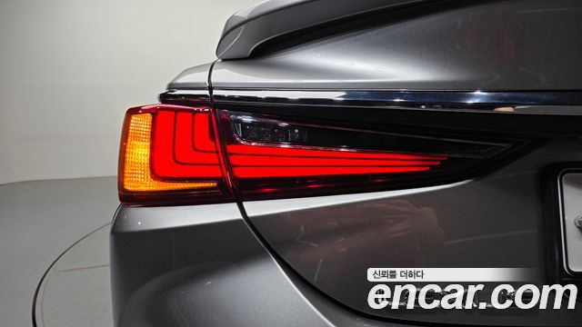 Lexus ES 2019 — photo 9