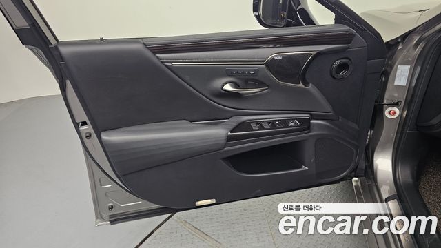 Lexus ES 2019 — photo 14