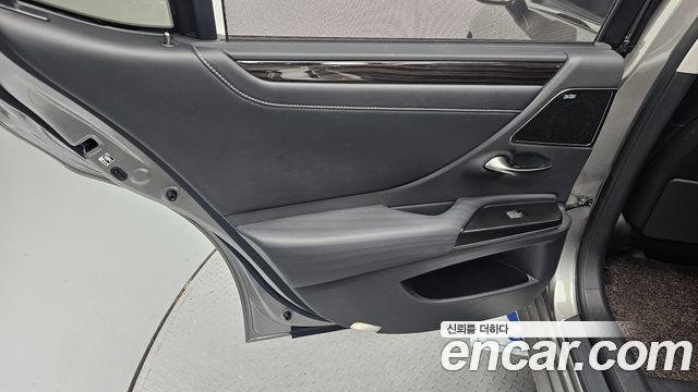 Lexus ES 2019 — photo 15