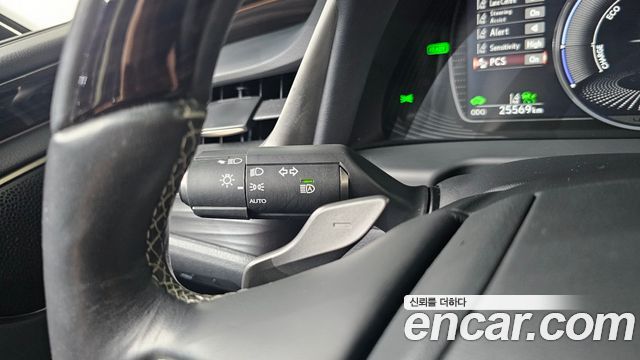 Lexus ES 2019 — photo 27