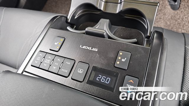Lexus ES 2019 — photo 31