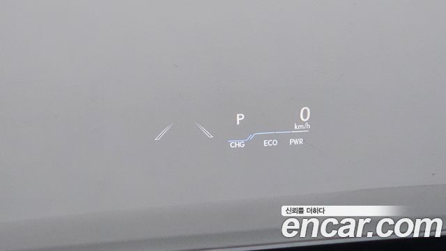 Lexus ES 2019 — photo 32