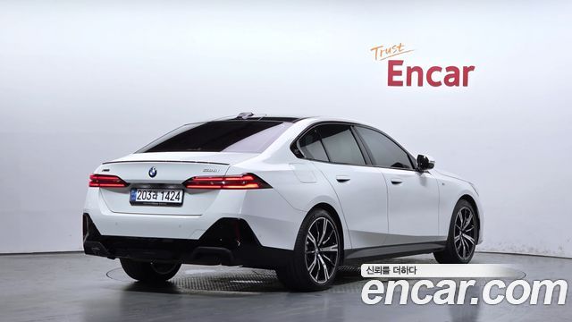 BMW 5-Series 2025 — photo 2