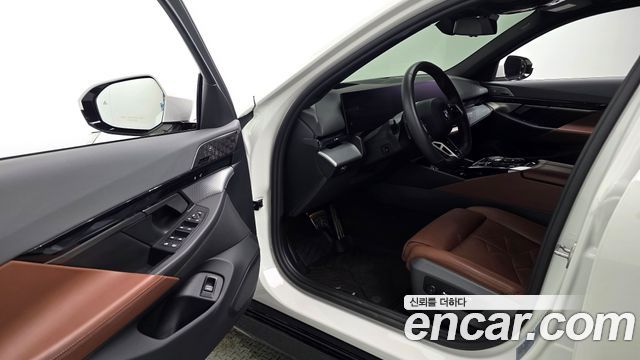 BMW 5-Series 2025 — photo 13