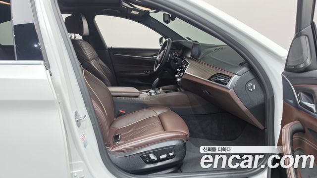BMW 5-Series 2020 — photo 16
