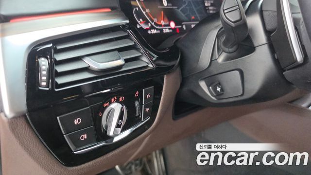 BMW 5-Series 2020 — photo 29