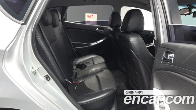 Hyundai Accent 2011 — photo 18