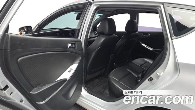 Hyundai Accent 2011 — photo 16