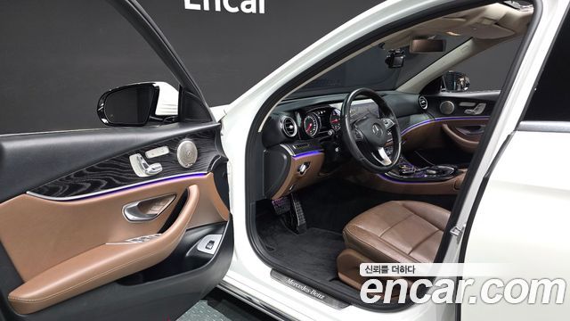 Mercedes-Benz E-Class 2017 — photo 10