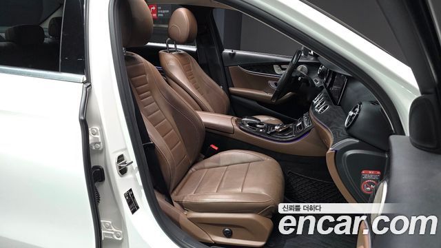 Mercedes-Benz E-Class 2017 — photo 11