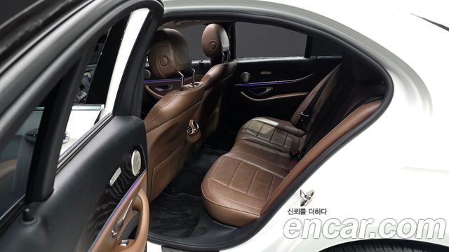 Mercedes-Benz E-Class 2017 — photo 12