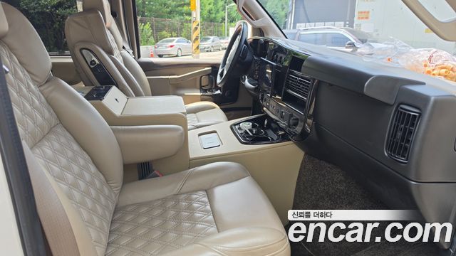 GMC Savana 2023 — photo 8