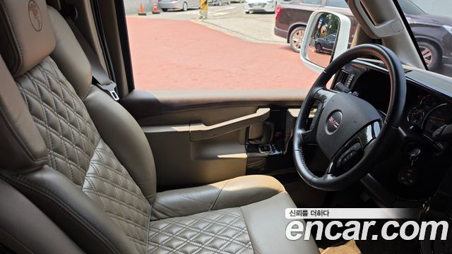 GMC Savana 2023 — photo 13