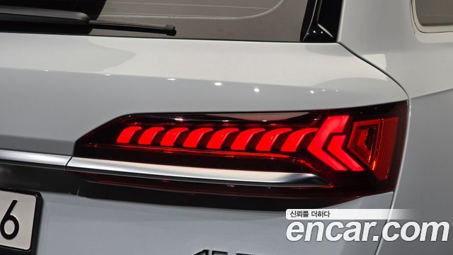 Audi Q7 2022 — photo 9
