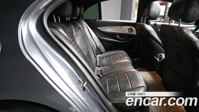 Mercedes-Benz E-Class 2020 — photo 18