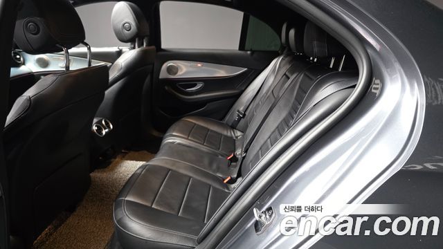 Mercedes-Benz E-Class 2020 — photo 16