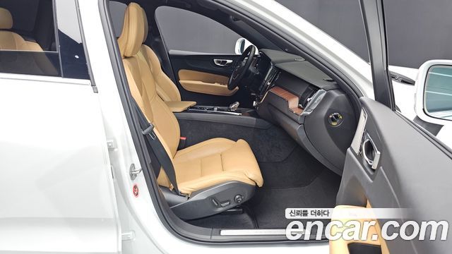 Volvo XC60 2025 — photo 16