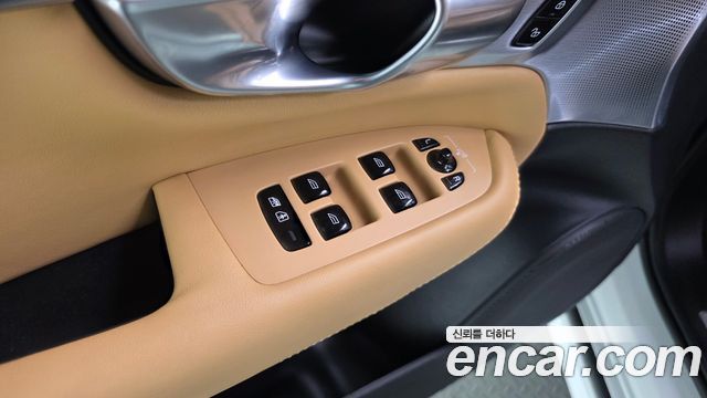 Volvo XC90 2023 — photo 28