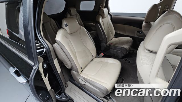 Kia Canival 2023 — photo 17