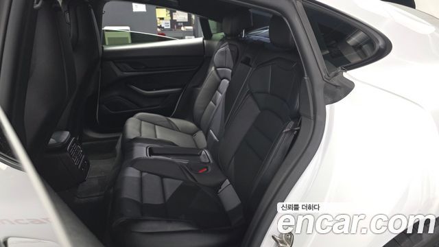 Porsche Taycan 2022 — photo 16