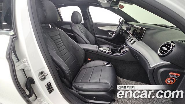 Mercedes-Benz E-Class 2021 — photo 17
