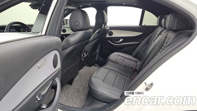 Mercedes-Benz E-Class 2021 — photo 18