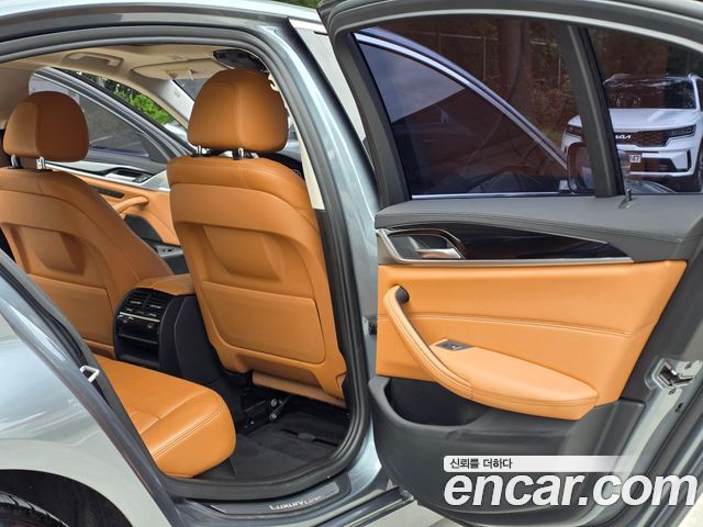 BMW 5-Series 2018 — photo 8