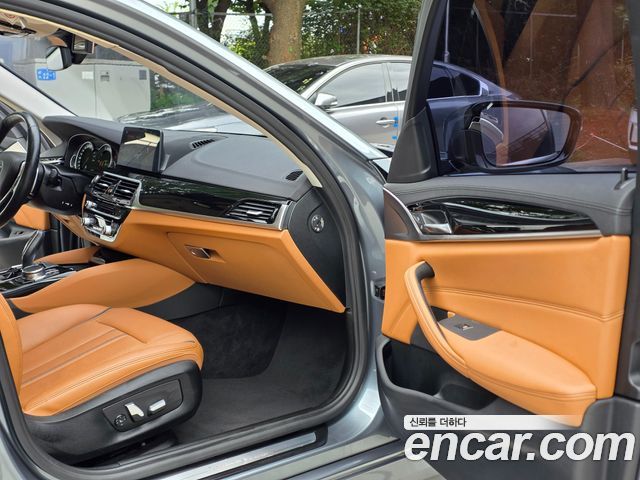 BMW 5-Series 2018 — photo 9