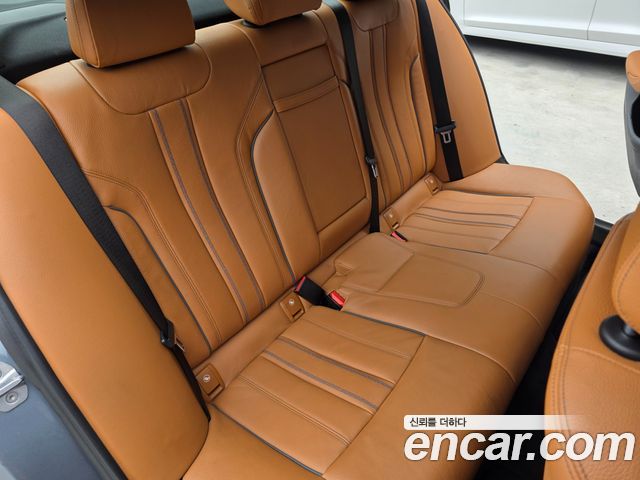 BMW 5-Series 2018 — photo 10