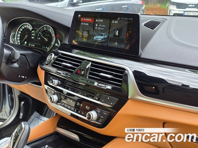 BMW 5-Series 2018 — photo 13