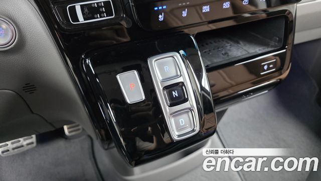 Hyundai Staria 2025 — photo 12