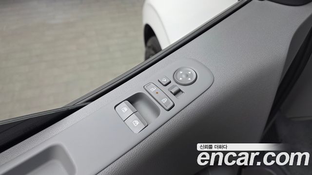 Hyundai Staria 2025 — photo 28
