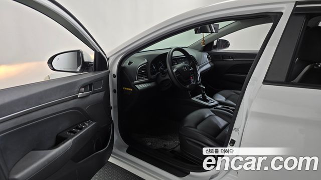 Hyundai AVANTE 2018 — photo 13