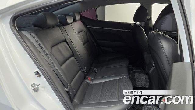 Hyundai AVANTE 2018 — photo 17