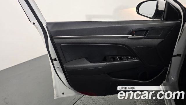 Hyundai AVANTE 2018 — photo 14