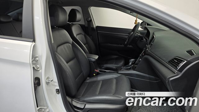 Hyundai AVANTE 2018 — photo 16