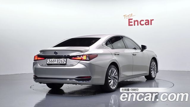 Lexus ES 2019 — photo 2