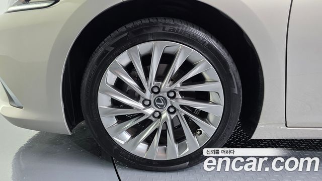 Lexus ES 2019 — photo 5