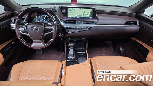 Lexus ES 2019 — photo 10