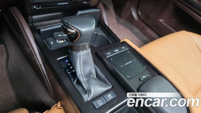 Lexus ES 2019 — photo 12