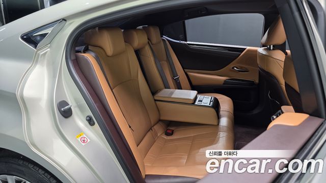 Lexus ES 2019 — photo 17