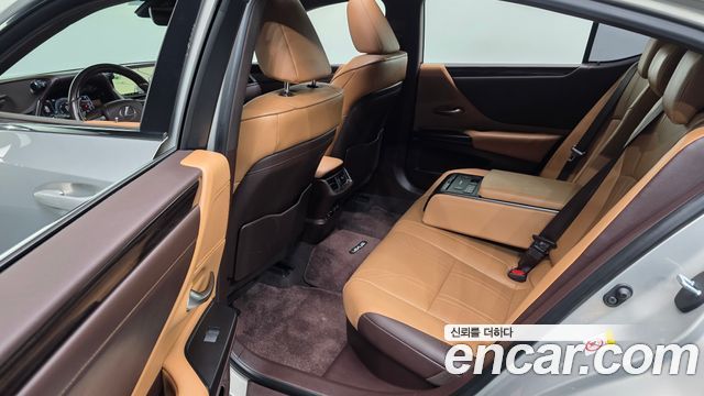Lexus ES 2019 — photo 18