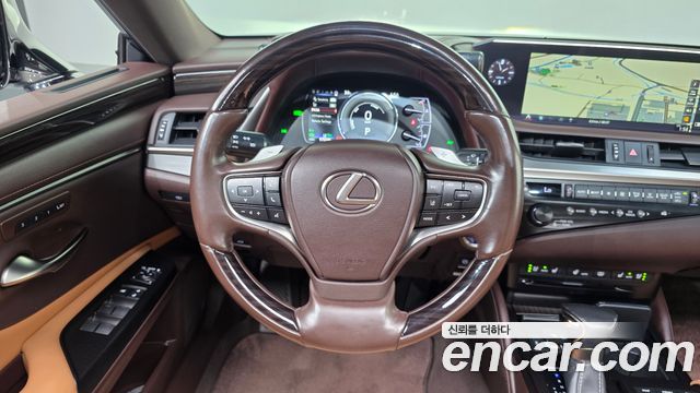 Lexus ES 2019 — photo 19