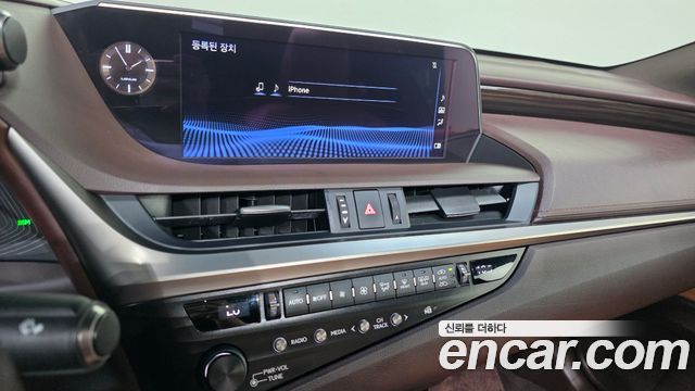 Lexus ES 2019 — photo 20